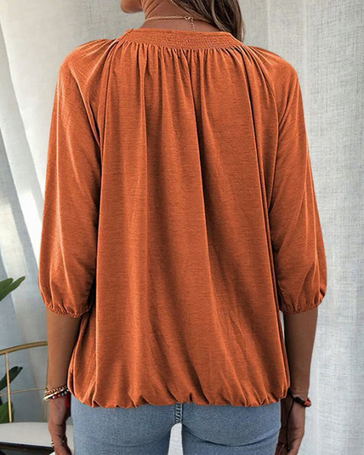 Kira - Elegant and versatile round-neck T-shirt for women