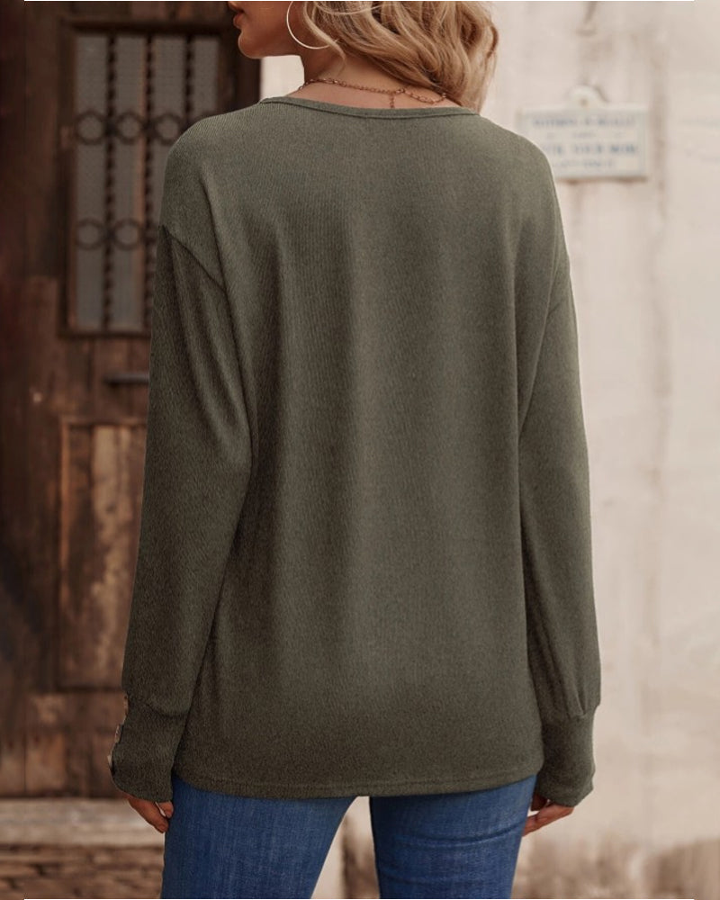 Therese - Elegant and Comfortable Solid Colour V-Neck Top with Buttons for the Fashion-conscious Woman