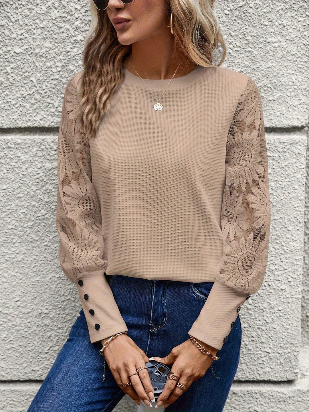 Elegant Blouse with Floral Print and Lace for a Trendy Autumn Look for Women