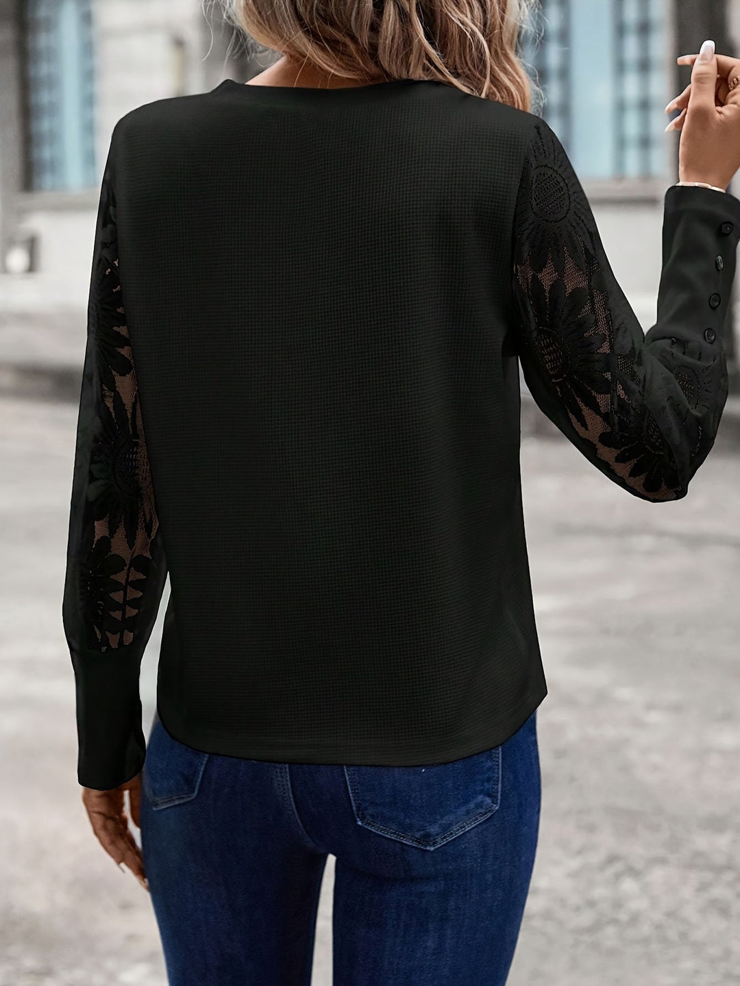 Elegant Blouse with Floral Print and Lace for a Trendy Autumn Look for Women