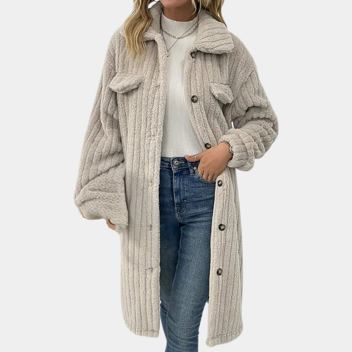 Fashionable and comfortable women's coat for chilly days