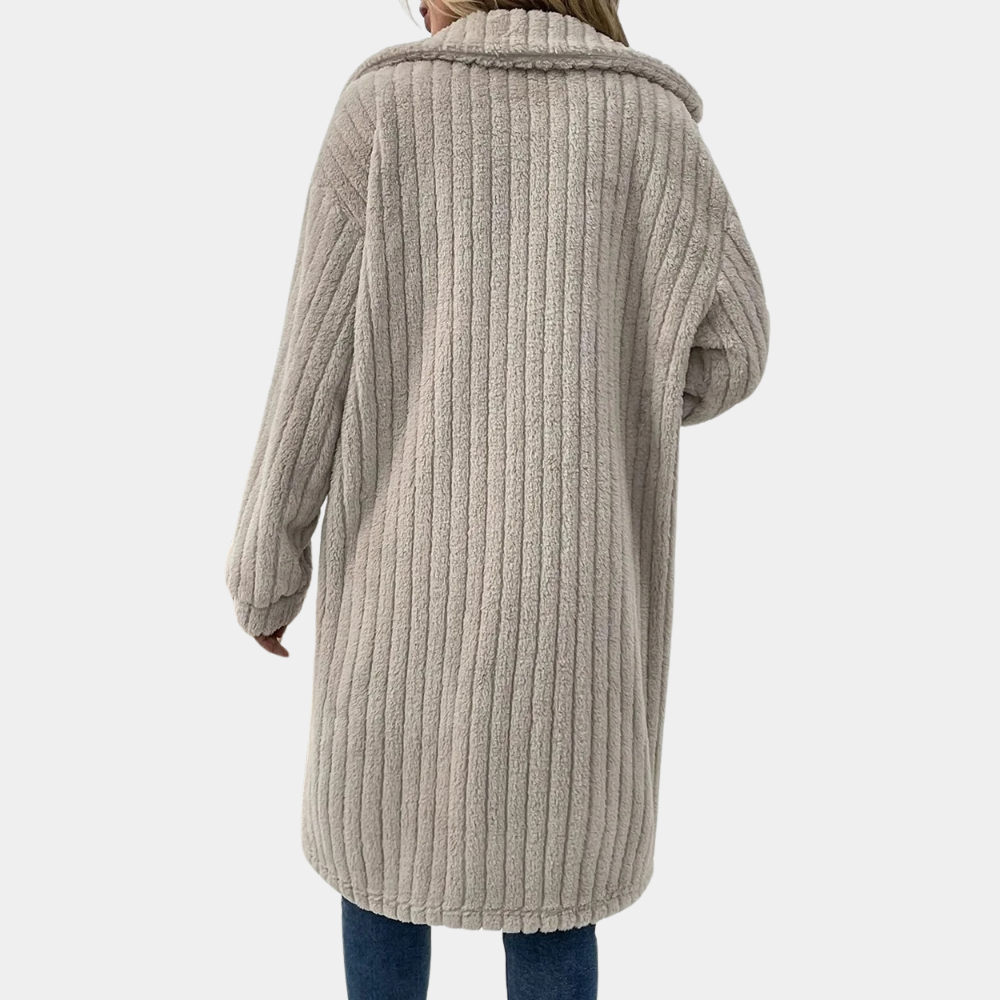 Fashionable and comfortable women's coat for chilly days