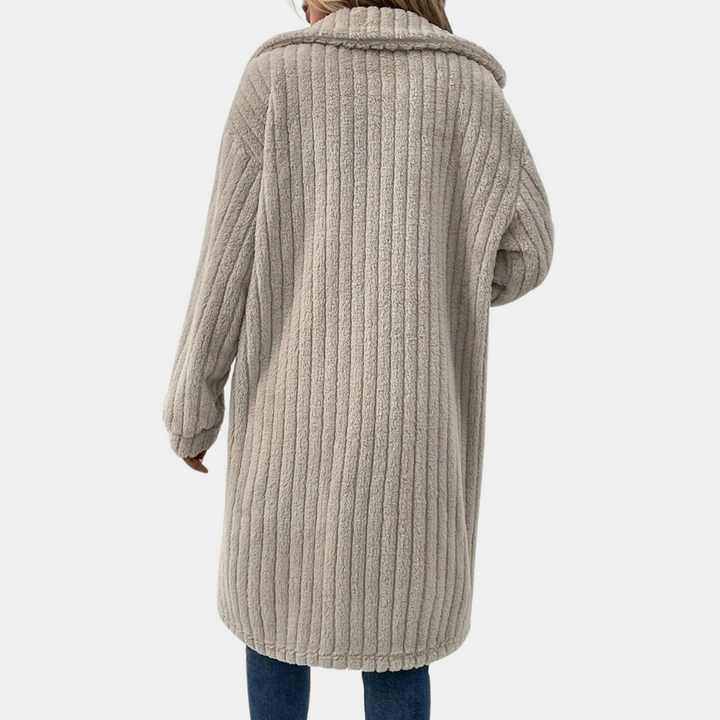 Fashionable and comfortable women's coat for chilly days