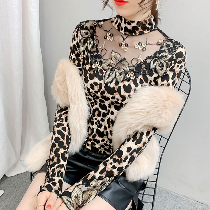 Dorotea - Chic Ladies Top with Stylish Leopard Print