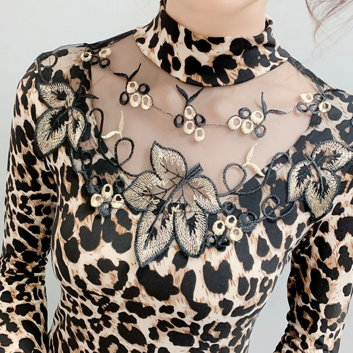 Dorotea - Chic Ladies Top with Stylish Leopard Print