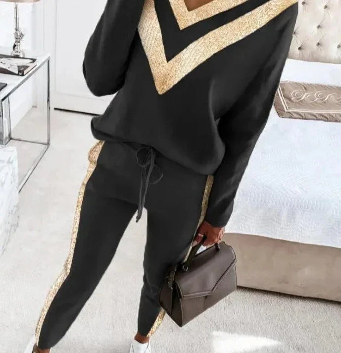 Chique Zwart Joggingpak met Elegante Gouden Accenten voor Dames