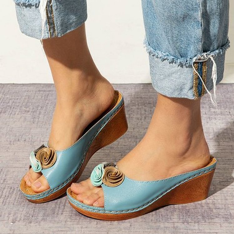 Elegant Orthopaedic Leather Sandals with Floral Details and Comfortable Wedge Heel